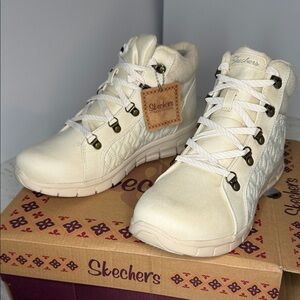 Skechers New With Tags! synergy water, repellent, quilted natural color size 9